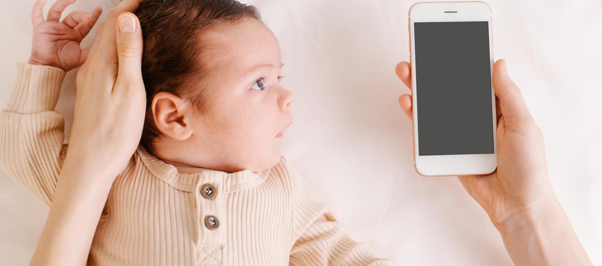 Bild Baby oder Smartphone im Blick?