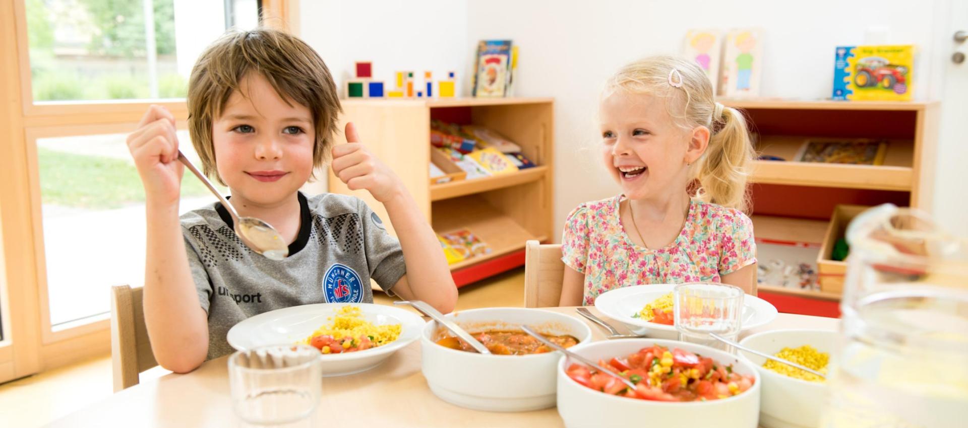 Kinder in der Kita beim Mittagessen