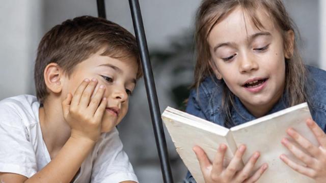Kinder beim Lesen